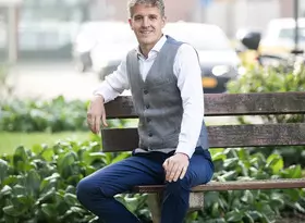 Sander van IJsseldijk neemt voorzittershamer over van Jurjen Sponselee